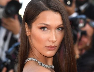 Bella Hadid: Πιπιλά αισθησιακά το δάχτυλό της και «κολάζει»!